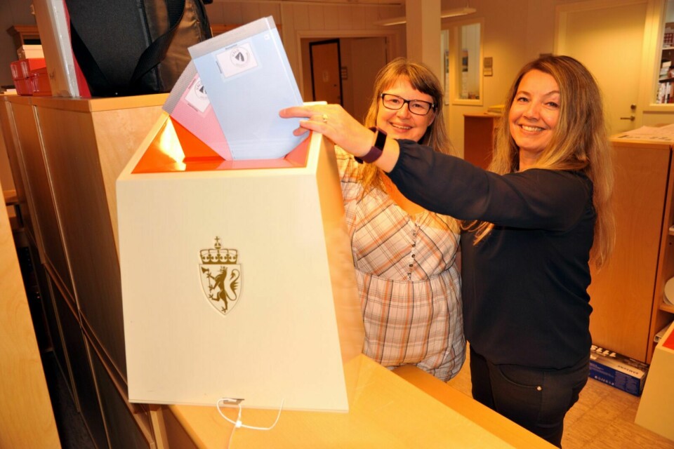 VED VALGURNA: Kommunesekretærene Vibeke Winsnes (t.v.) og Susanne Knoph i Målselv kommune. Foto: Gjermund Nilssen