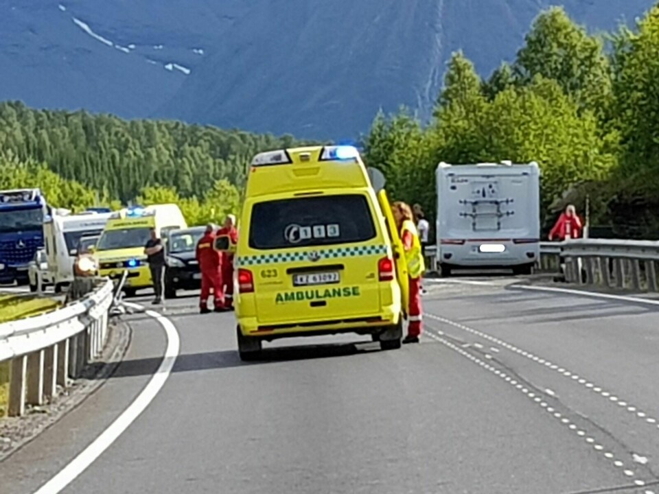 KOLLISJON: En SUV som her er skjult av ambulansen, kolliderte i bobilen til høyre på bildet. Foto: Ivar Løvland