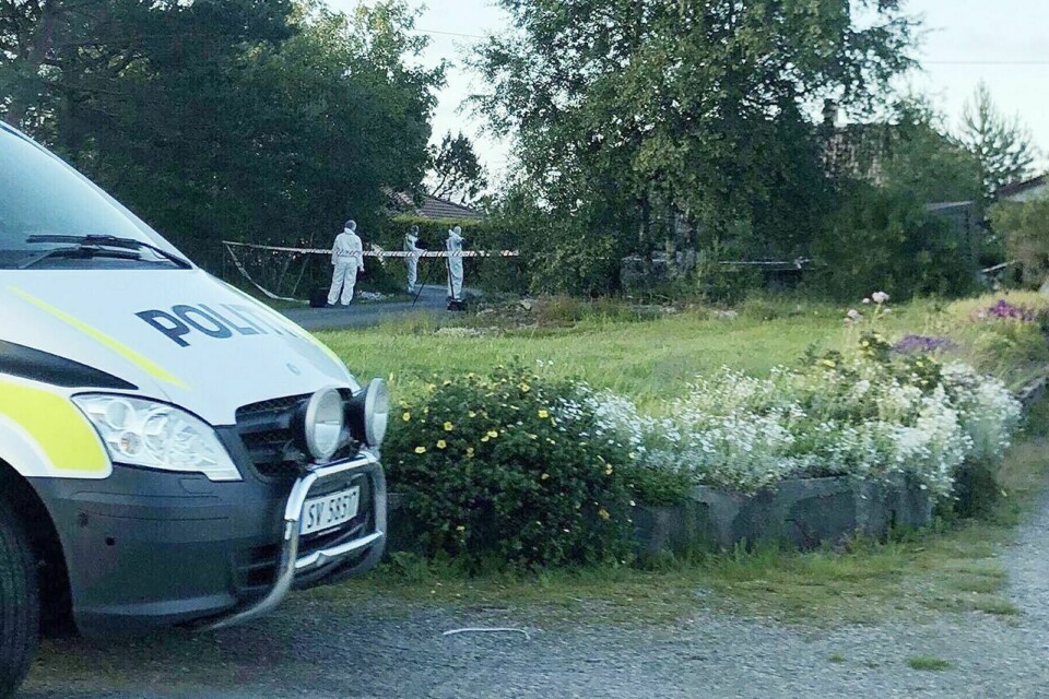 Politiets etterforskere på stedet der en mann og en kvinne i 60-årene ble funnet drept på Kolltveit på Sotra utenfor Bergen 27. juni. Den 40 år gamle sønnen deres er siktet i saken. Foto: Richard Halland / NTB scanpix