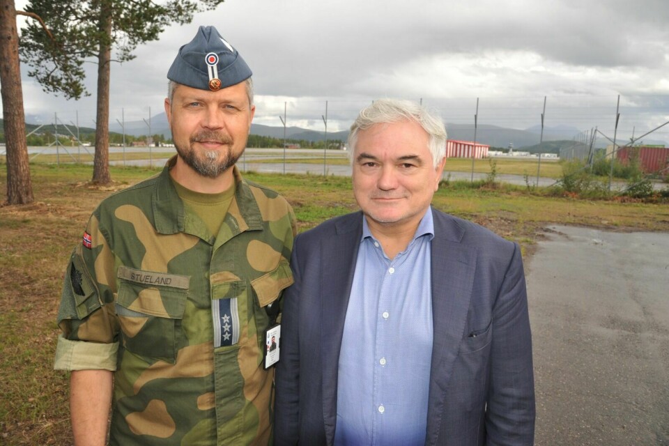 VIP-BESØK: Luftvingsjef Eirik Stueland hadde onsdag Tysklands ambassadør til Norge, Alfred Grannas, som gjest. Foto: Morten Kasbergsen