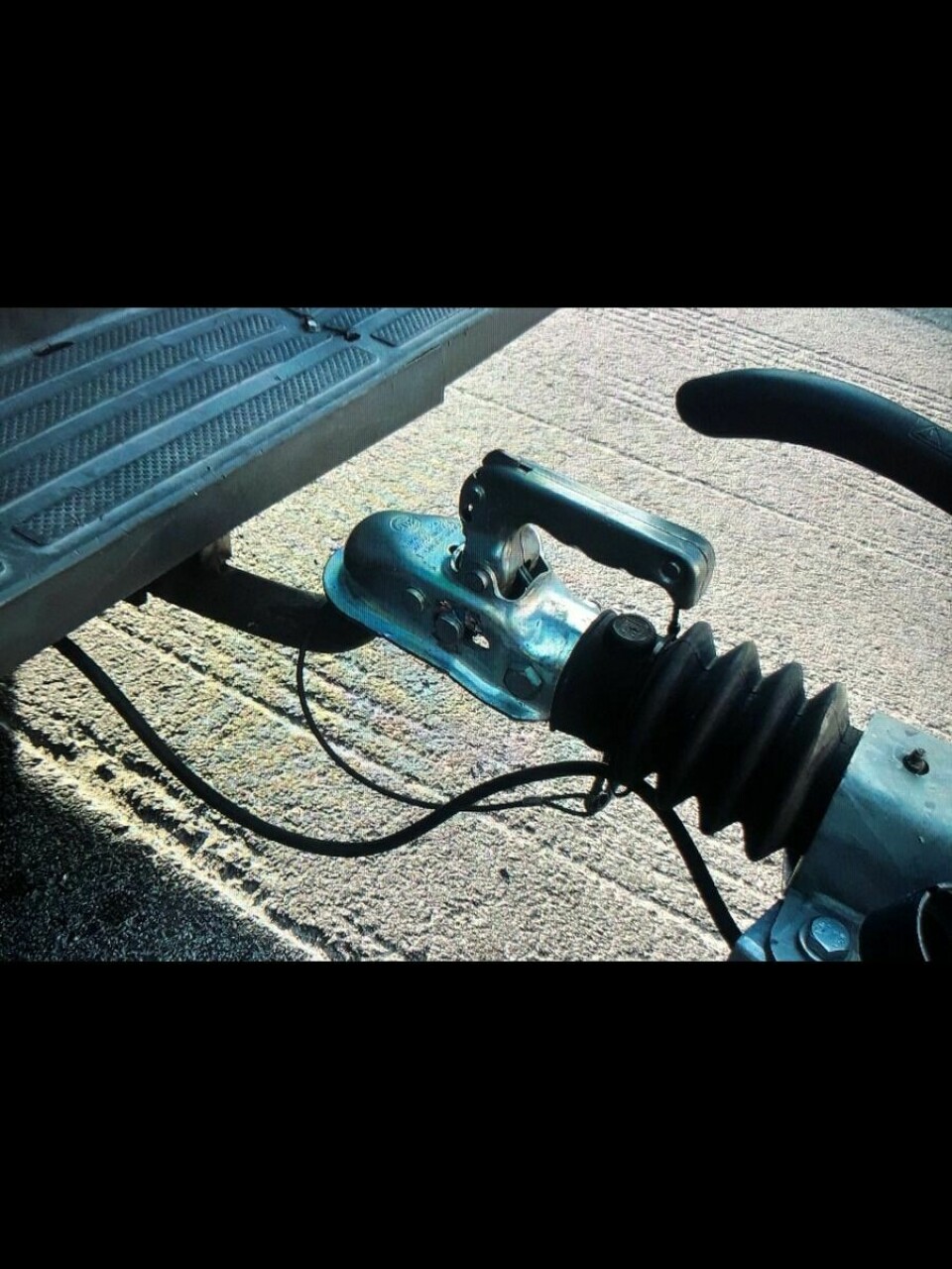 ULOVLIG: Denne lyskoblinga mellom henger og bil viste seg å være helt ulovlig, ved nærmere ettersyn. Foto: Statens vegvesen