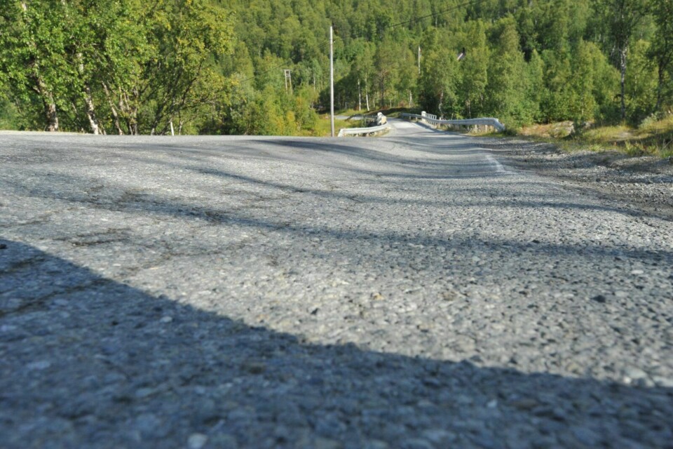 UJEVN: Det er store 'groper' flere steder på fylkesvei 184. Her ved sida av Aursfjordsaga. Foto: Malin Cerense Straumsnes