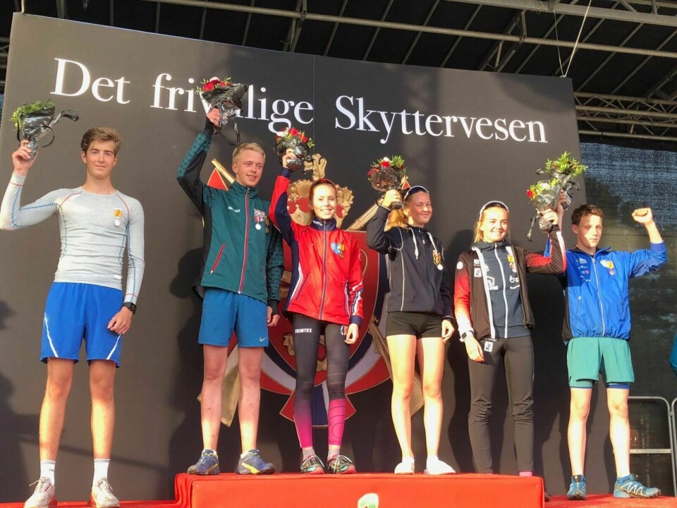 PALLEN: Emma Eliassen på toppen av seierspallen i LS sammen med øvrige medaljevinnere i junior-klassen. Foto: Privat