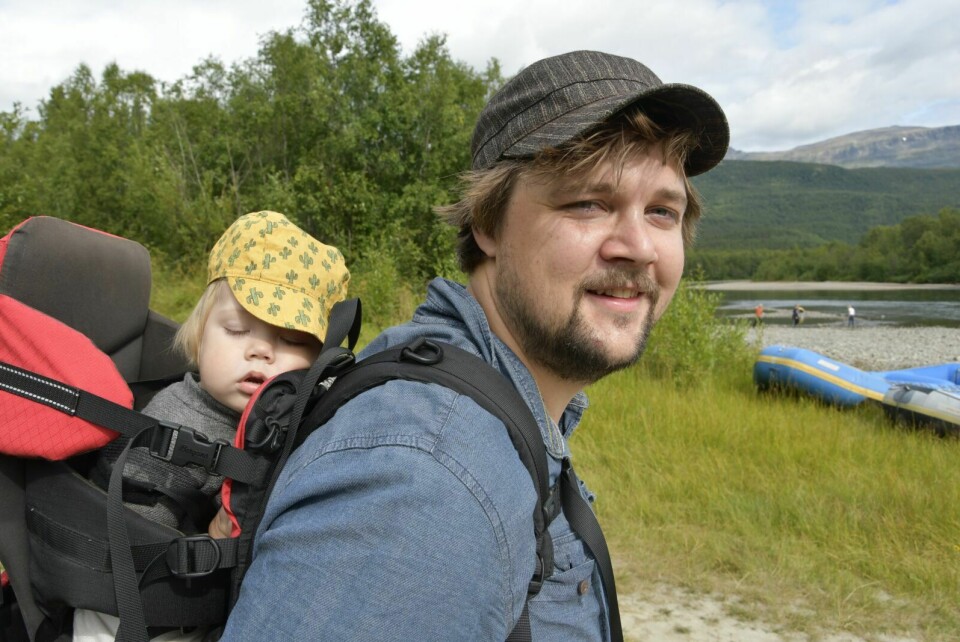 FAR OG SØNN: Jo Einar Jansen og sønnen Nils (1) var med på turboturen. Sønnen Nils var utslitt etter spaserturen. Foto: Torbjørn Kosmo