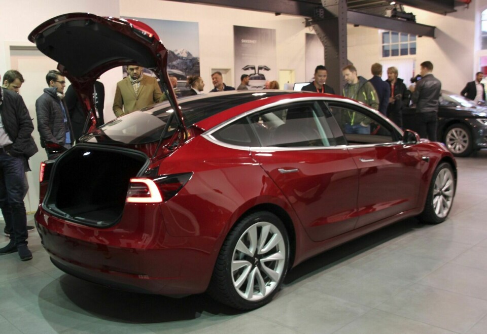 NORGES MEST SOLGTE: Teslas Model 3 er den mest solgte bilen i Norge så langt i år. Her da bilen for første gang vistes fram i Norge i desember i fjor. Foto: Morten Abrahamsen / NTB scanpix