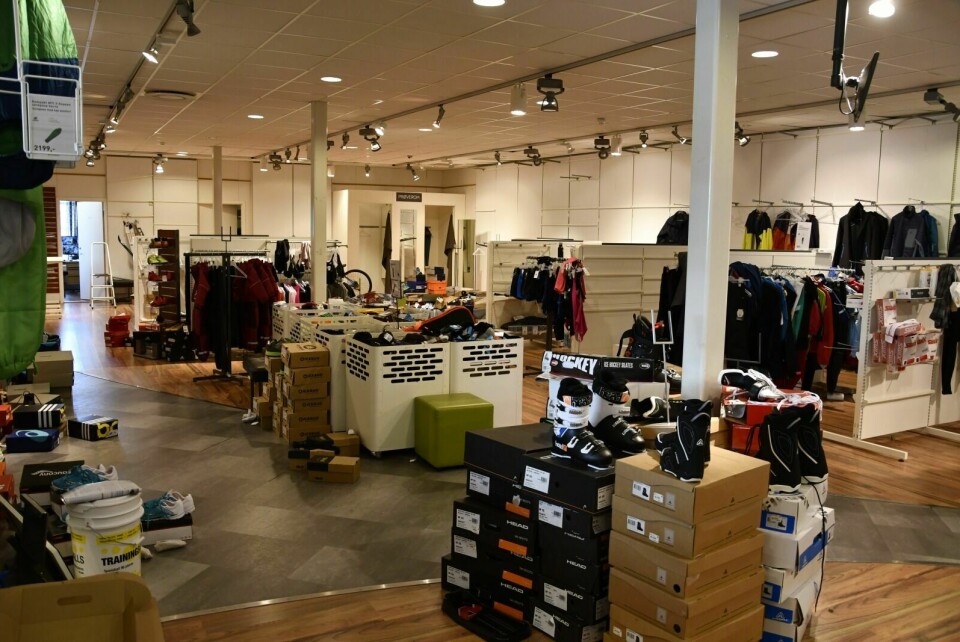 TØMMES: Slik ser det i lokalene til Intersport nå som lokalene tømmes for varer i forbindelse med avviklingen av butikken. Foto: Torbjørn Kosmo