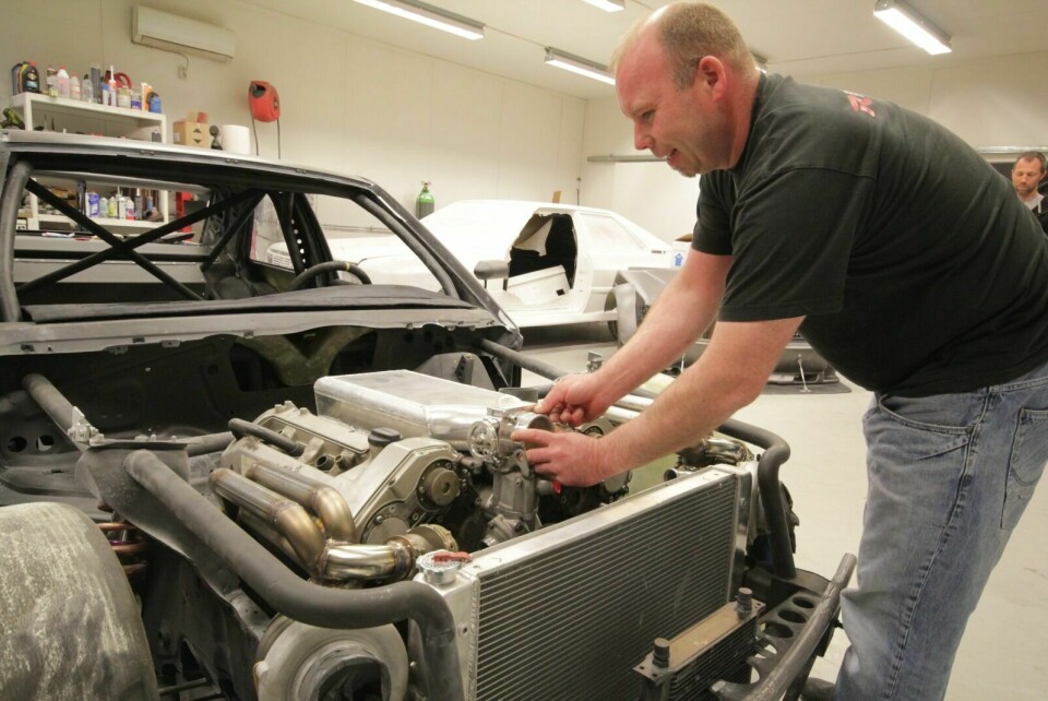 RÅTASS: Motoren er en 5 liters V8 med to turboer. Jens Møkelby har selv støpt, smidd og laget hver del av motoren, som vil kunne yte godt over 1000 hestekrefter når alt er finjustert.
