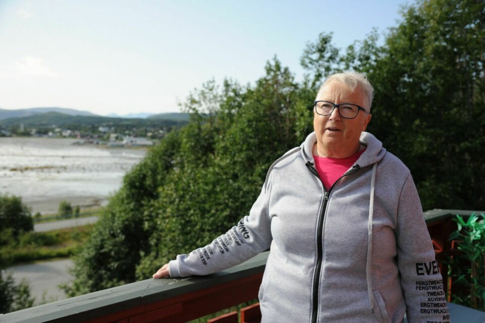 SINT: Aud Moen forteller at hun begynner å bli rimelig forbanna over at kommunen lar skogen gro like ved eiendommen hennes. Foto: Maiken Kiil Kristiansen