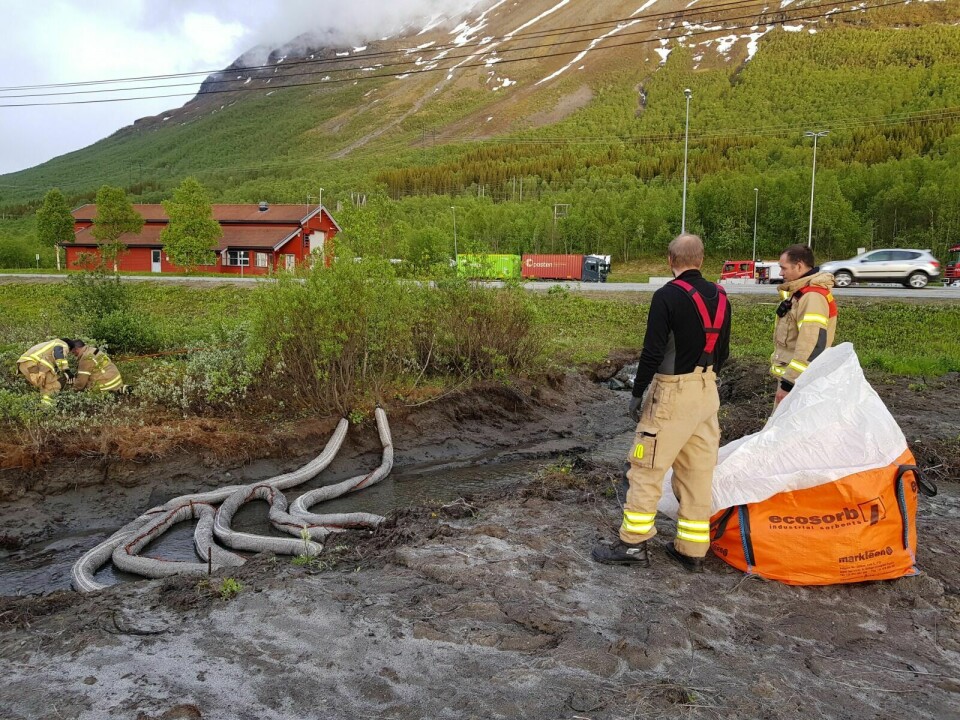 LENSER: Brannvesenet la ut lenser i bekken som renner ut i Balsfjorden. Foto: Ivar Løvland