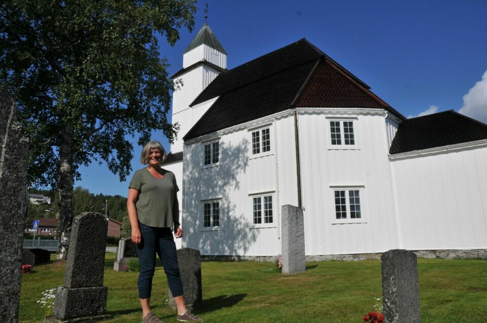 NYTT TAK: Kirkeverge Kjersti Lunde forteller at de er veldig fornøyd med nytt tak på kirken. Foto: Nora Alette Sandberg