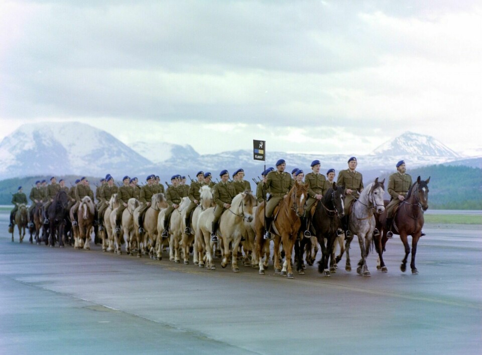 PÅ HESTERYGGEN: Her ser vi Kløvkompaniet i sving under Brigadens dag i 1978, på Bardufoss flystasjon. Foto: Forsvaret.
