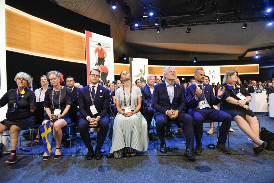 MØTTE OL-VEGGEN: Den svenske delegasjonen, med blant annet prins Daniel og kronprinsesse Victoria, i Lausanne under OL-avstemninga mandag kveld. Foto: Stina Stjernkvist / TT / NTB Scanpix