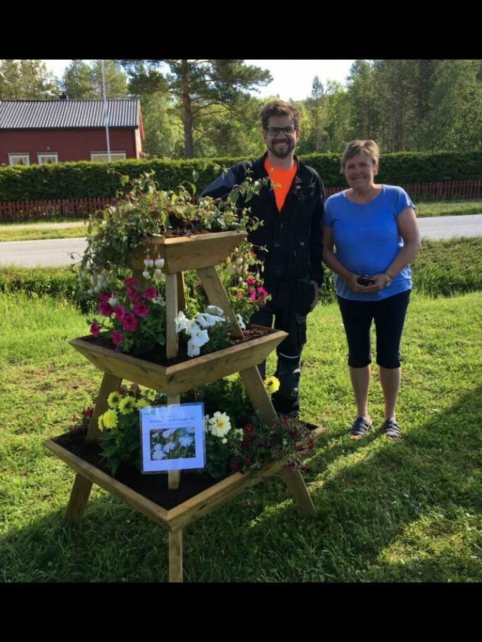 OVERLEVERTE GAVE: Christoffer Gschib fra Montar overleverte nylig en blomsterpyramide i gave til Målselv kommune, som her er representert ved Unni Dahl-Thorstensen. Foto: Montar