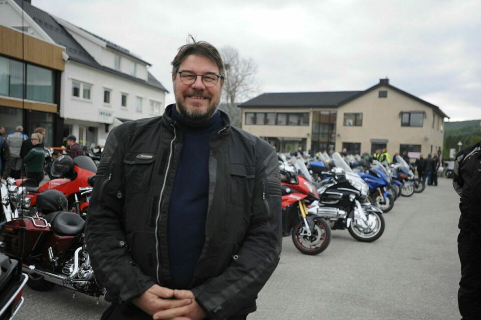 STILONGSEN PÅ: Leder av Målselv motorsykkelklubb, Svein Arild Bjørnsen, var glad for perfekt kjørevær på motorsykkelens dag, men hadde tatt på stilongsen, bare i tilfelle. Foto: Maiken Kiil Kristiansen