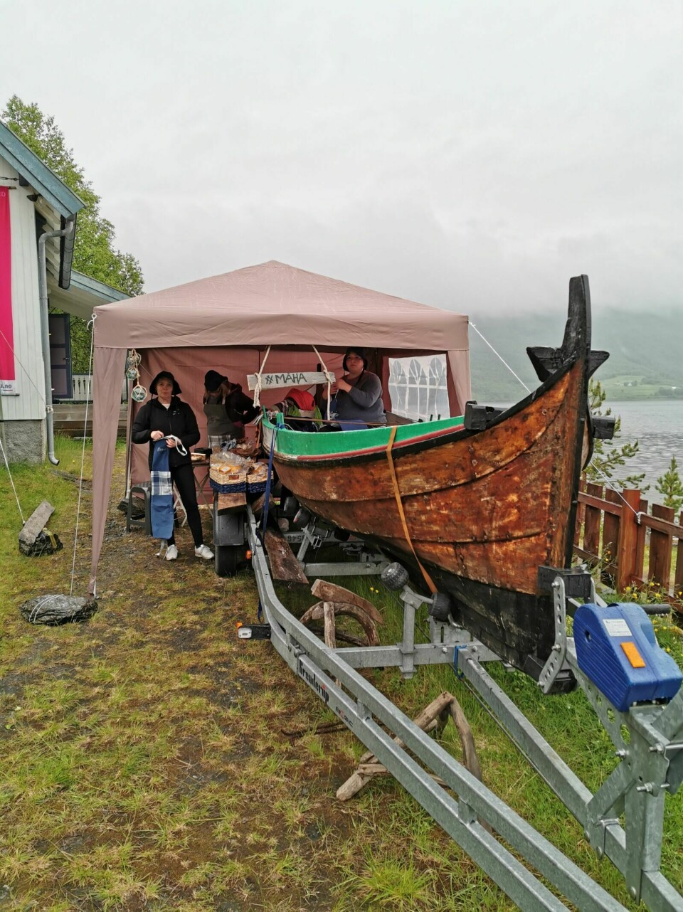 UTSTILLING: Gamle trebåter er en del av kystkulturen. Her var en utstilt ved Aursfjordsaga. Foto: Nora Alette Sandberg
