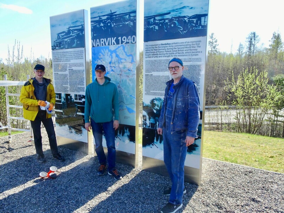 RENOVERT INFORMASJON: Alvin Jensvold (til høyre) og sønnene Esten og Benoni er tilfreds med gjort jobb. Foto: Rønning Tollefsen