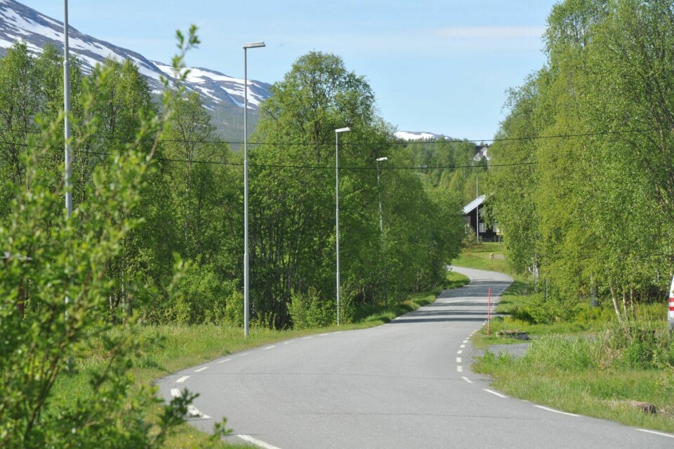 HIT MEN IKKE LENGER: Bjørnsmoveien har gatelys bare et kort stykke. Nå krever beboere lys langs hele veien. Foto: Terje Tverås