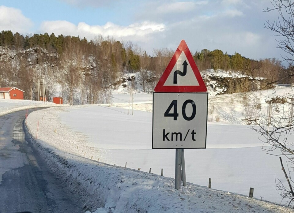 ENDELIG PÅ PLASS: Skiltet med anbefalt fartsgrense 40 km/t er satt opp på begge sider av den ulykkesbelastede svingen i Kjerrvika i Malangen. Det er nærmeste nabo svært fornøyd med. Foto: Oddrun Kristiansen