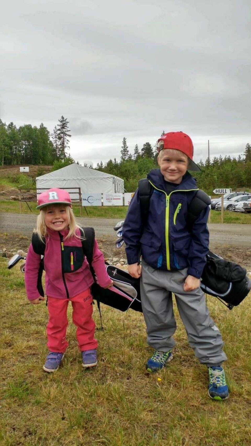KURSKLARE: Mie Ingelin og Elias er mer enn klare for å starte med barnegolf på Finnkroken-banen. Foto: Privat