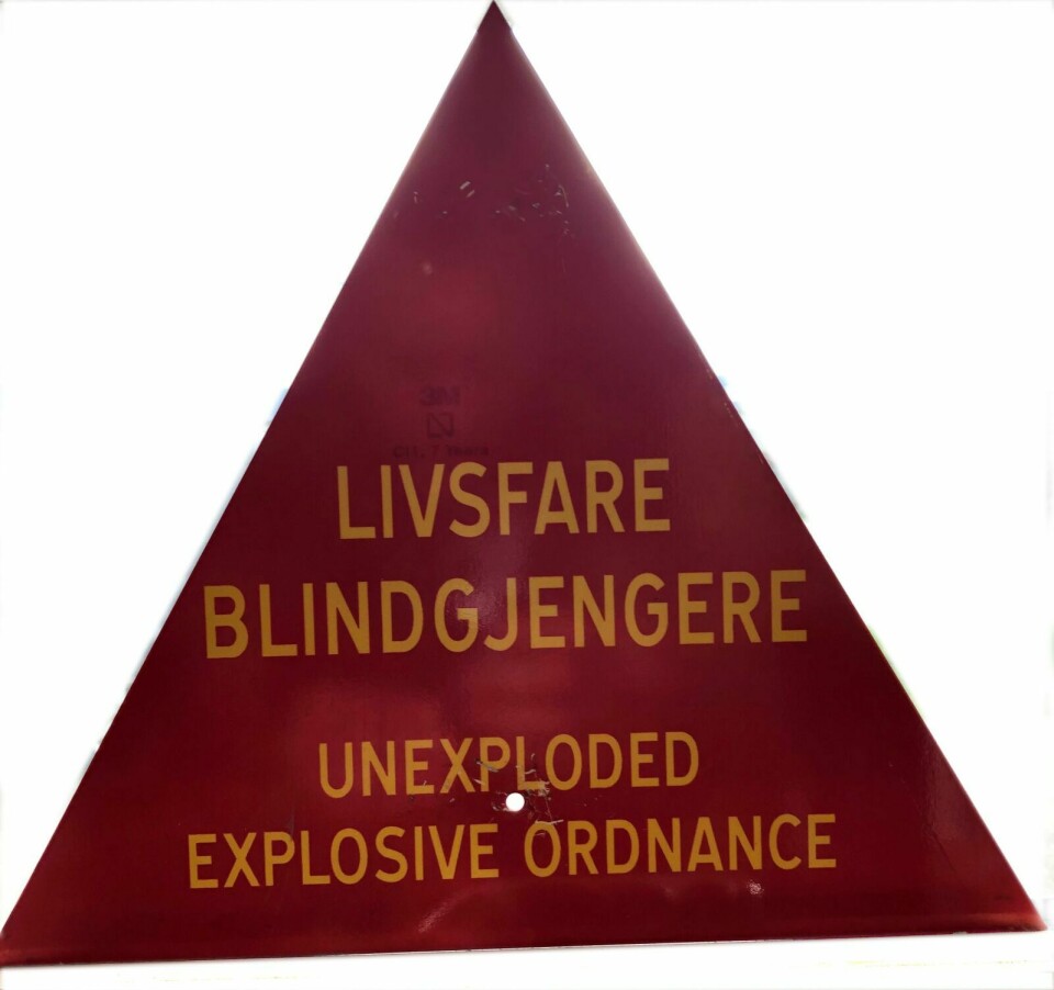 LIVSFARE: Skiltet som angir den indre grensa i skytefeltet. Foto: Thor Eirik Bakken/Forsvarsbygg