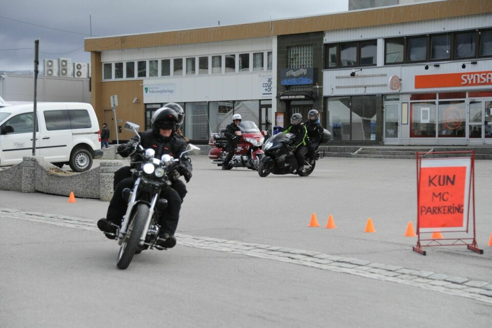 LITT FÅ: Under 20 motorsykler var med å kjøre ut fra Bardufoss. En del færre en det som pleier å delta om været er godt. Foto: Maiken Kiil Kristiansen