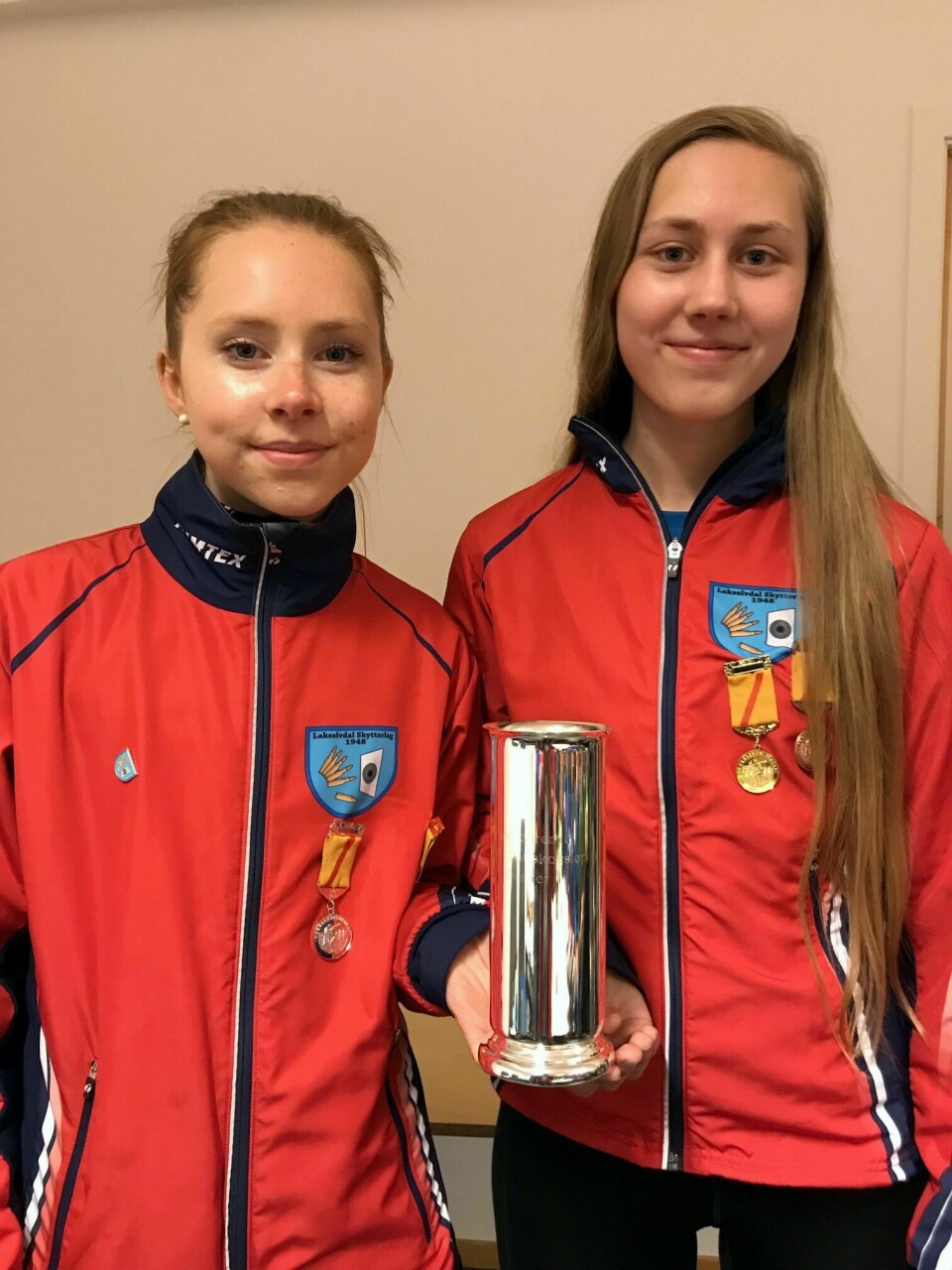 STAFETTVINNERE: 17-åringene Emma Eliassen (t.v.) og Torinn Håkstad med beviset for NM-gull i skogsløp. Foto: Børre Pedersen