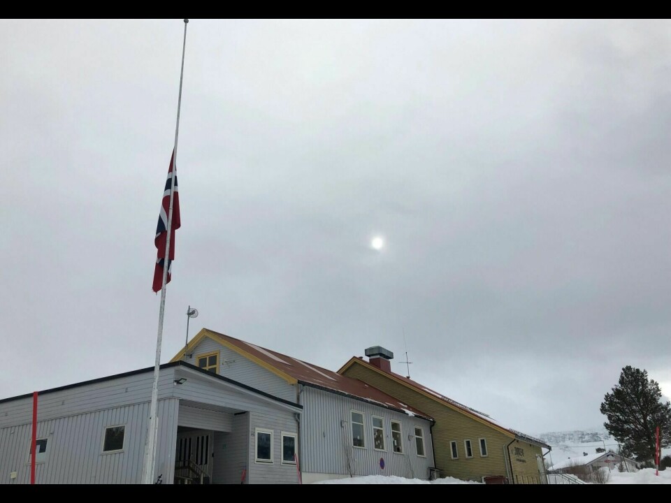 RAMMA MÅLSELV: Tirsdag hang flagget på Bjørkeng oppvekstsenter på halv stang. Dagen før mista Olaf Skarbakk Bjørkeng livet i et skredulykke på Reingjerdfjellet. Foto: Kari Anne Skoglund
