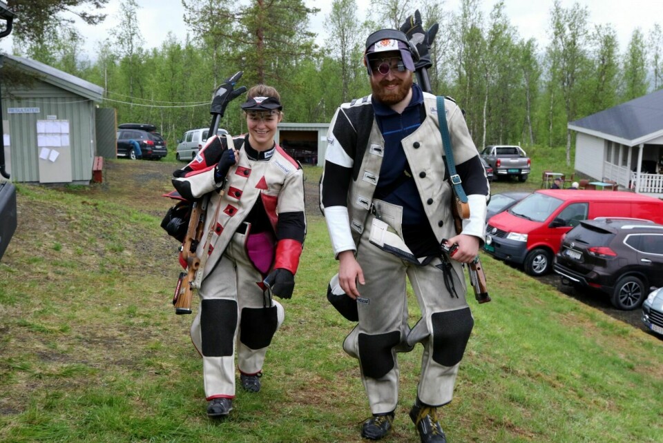 KLARE: Terese Maristad fra Øverbygd og Daniel Sørli deler skyttersportens gleder og drar på stevner sammen. Foto: Ivar Løvland