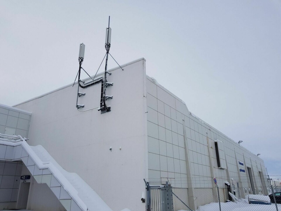 BORTE FØR SANKTHANS: Telenor må innen 23. juni fjerne basestasjonen som er festet på en av veggene på Forsvarets godsterminalen på Bardufoss flystasjon. Foto: Morten Kasbergsen