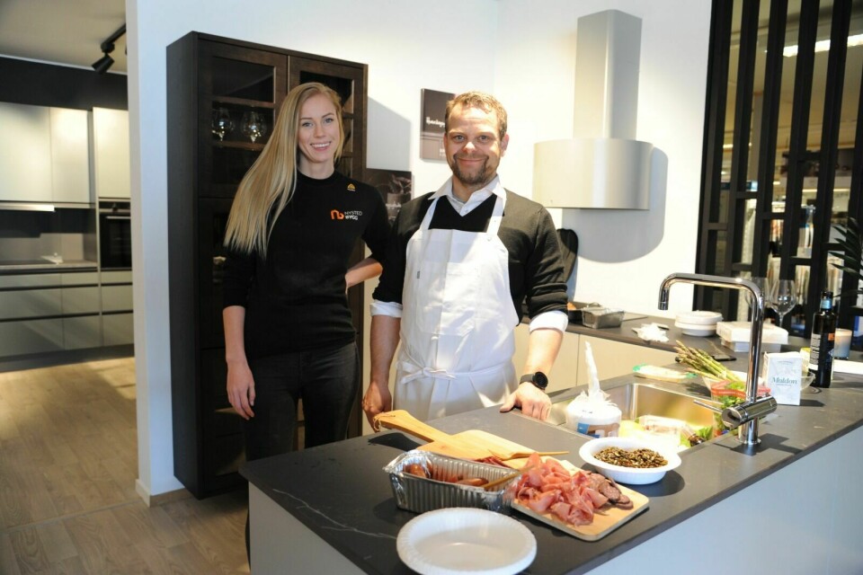 KJØKKEN: Elisabet Nysted er sjef i Maxbo Nysted sin nye kjøkkenavdeling. Her sammen med Rune Bjørklund fra Electrolux. Foto: Maiken Kiil Kristiansen