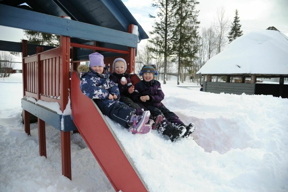 KAN IKKE SKLI: Alva, Oline og Sanna Elise synes det er aller mest gøy å leke i snøen, men mener det er irriterende at sklia i barnehagen har snødd ned. Foto: Maiken Kiil Kristiansen