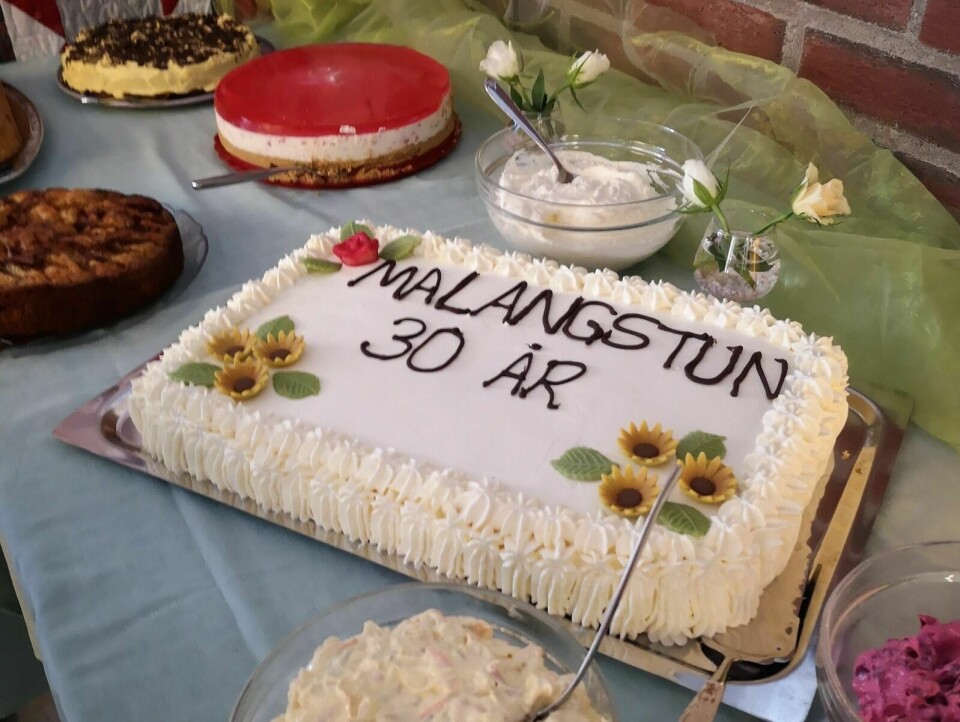 KAKEPAUSE: Det bugnet av kaker av alle slag, da sykehjemmet markerte at nå er 30 år siden oppstarten av sykehjemmet på Mestervik. Alle som ville fikk smake. Foto: Privat