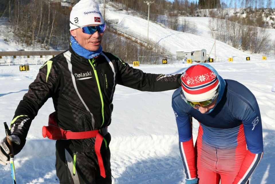 SJEF: Toralf Heimdal er ny leder av langrennskomiteen i Troms skikrets. Det betyr at han også er sjef for sin egen sønn, Sevat, som han her trøster etter et 'faderlig' nederlag i fjor vinter. Foto: Ivar Løvland