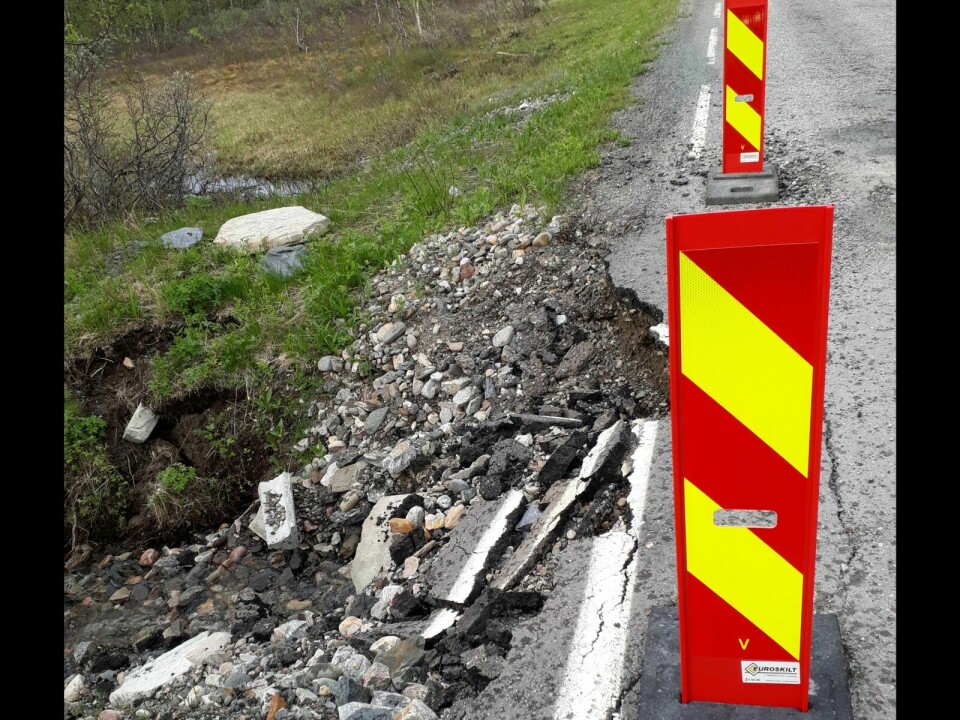 SAVNER UTBEDRING: Åge Abrahamsen fra Nordkjosbotn reagerer på at det bare plasseres plaststolper på fylkesvei 87 i Tamokdalen. Foto: Privat