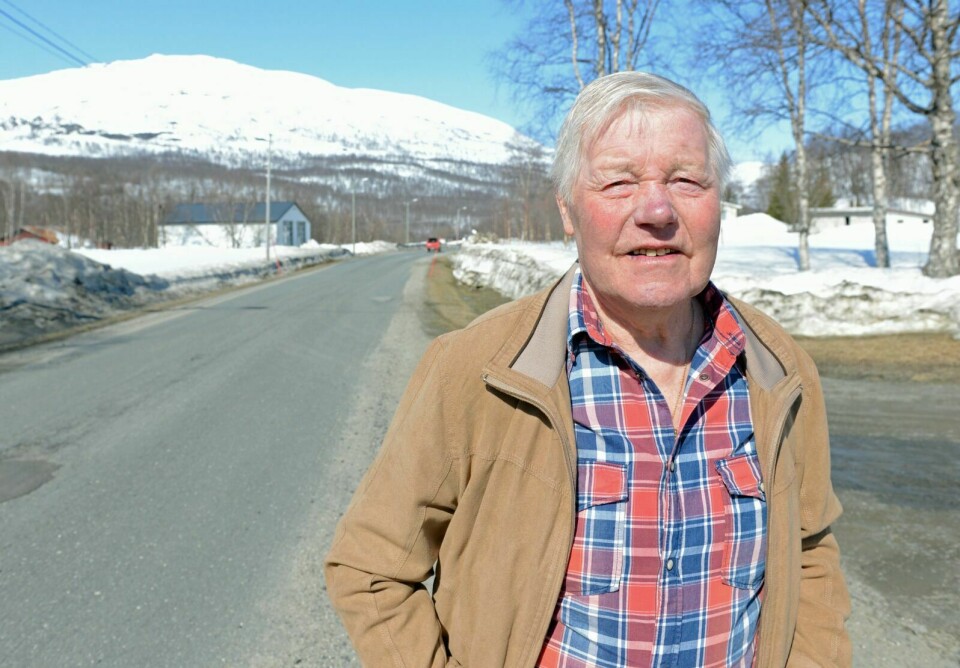 VEISAKA SOM BLE BORTE: Terje Øvergaard tok opp forholdene med økt trafikk og stor fart langs Bonesveien i Salangsdalen for to år siden. Nå etterlyser han trafikksikkerhetstiltak i området. Foto: Knut Solnes