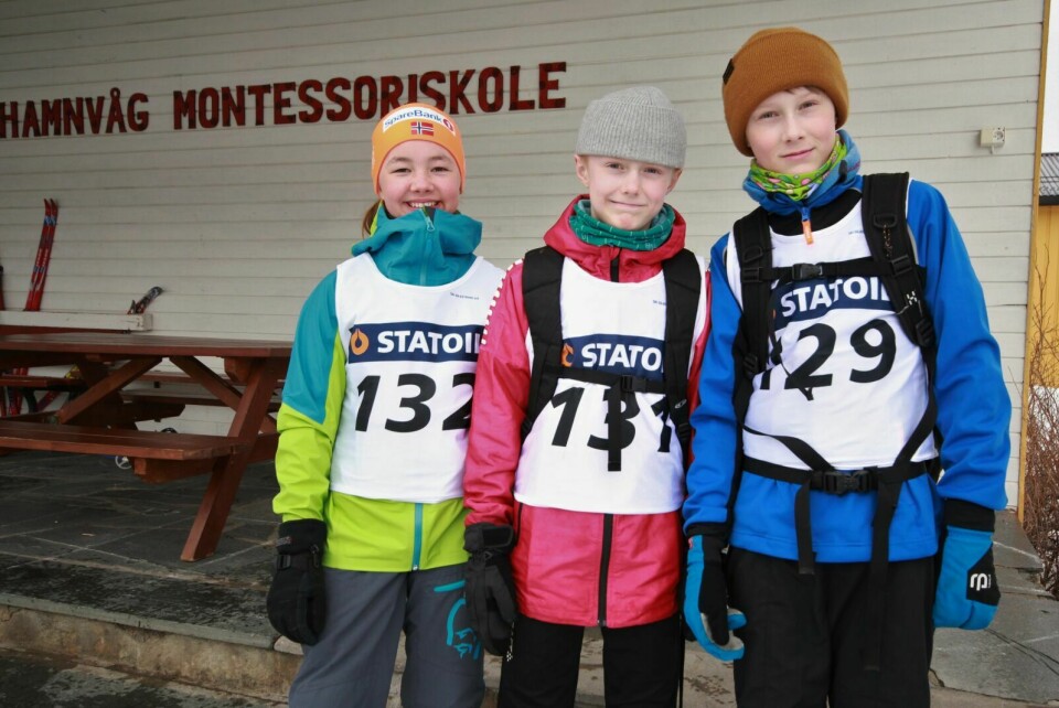HAR GÅTT FØR: -Skirenn er gøy, slo disse tre hytteturistene fast, som hadde vært og fått seg deltakernummer og snart var klare til å gå de halvanna milene på ski. Fra venste: Lotte (12), Iver (11) og Ola (12).