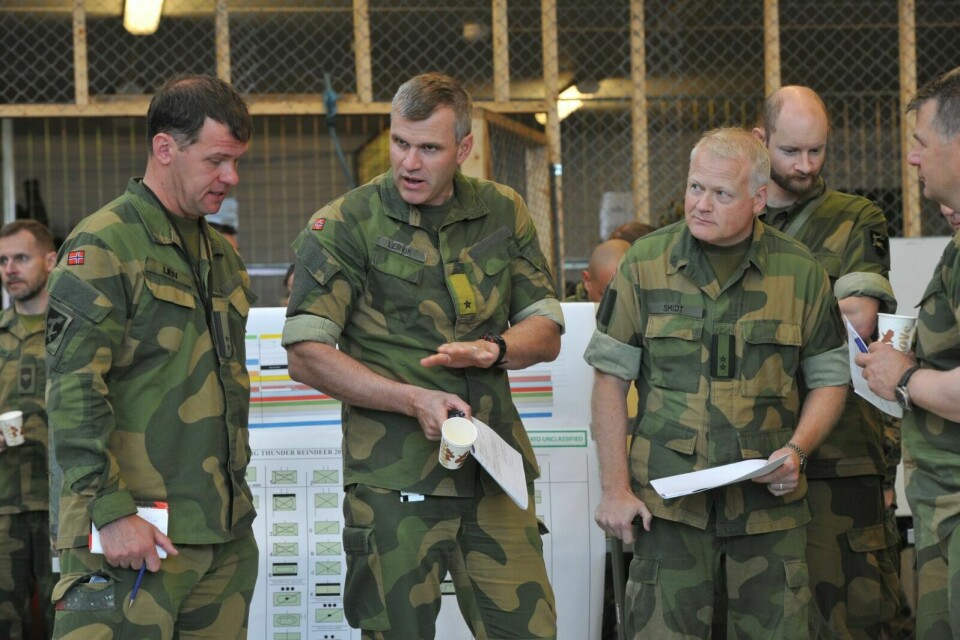 KOORDINERER: Fra venstre Kristian Lien – som er sjef for Artilleribataljonen, brigadesjef Lars Leirvik og operasjonsoffiser Trygve Smidt. Foto: Terje Tverås