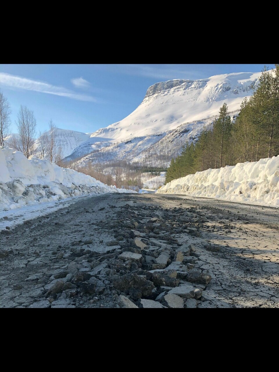 VED ØVERGÅRD: Ikke langt unna krysset på Øvergård er veien spesielt ille, og det ligger store flak med asfalt som ligger i veien. Foto: Solfrid Ramberg
