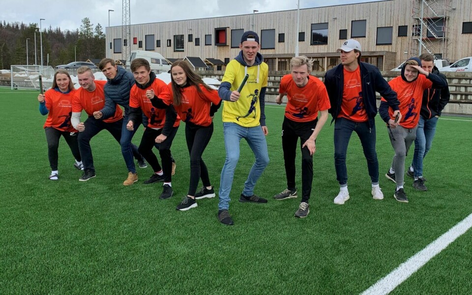 ARRANGØRER: Elevene på idrettslinja på Bardufoss videregående er arrangører av årets Tinestafett på Moen stadion. Foto: Privat