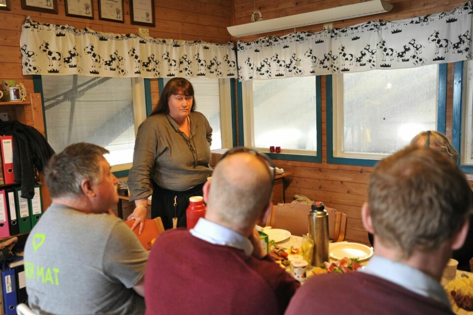 LUNSJPRAT: Ann Kristin Lilleeng Mortensen fortalte om si bondehistorie under lunsjen. Foto: Malin Cerense Straumsnes