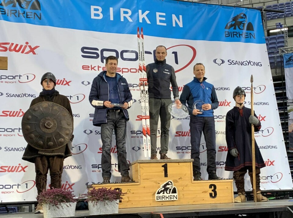 SPREK ORDFØRER: Toralf Heimdal øverst på seierspallen i sin årsklasse under Birkebeinerrennet på ski. Foto: Privat