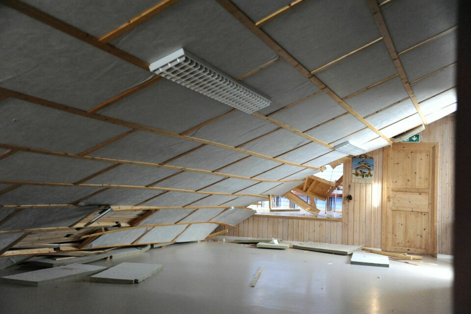 KOLLAPS: Taket på den store salen i bygdehuset har rett og slett kollapset. Foto: Maiken Kiil Kristiansen