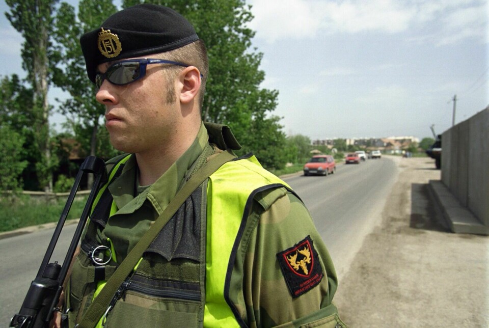 PÅ BALKAN: En norsk soldat ved en kontrollpost i Kosovo i 2001. Foto: Torbjørn Kjosvold, Forsvaret