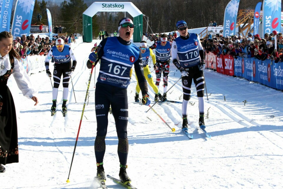 JUBEL: Mikael Gunnulfsen kan juble, mens Johan Hoel går inn til andreplass (t.h.) og Erik Valnes (t.v.) må ta til takke med tredjeplassen i spurtoppgjøret der seks herreløpere var innvolvert. Foto: Ivar Løvland
