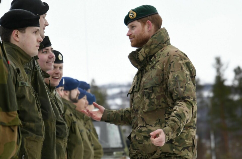 HILSTE PÅ SOLDATENE: Prins Harry hilste på både norske og britske soldater som tjenstegjør og øver på Bardufoss. Foto: NTB SCANPIX/ RUNE STOLTZ BERTINUSSEN