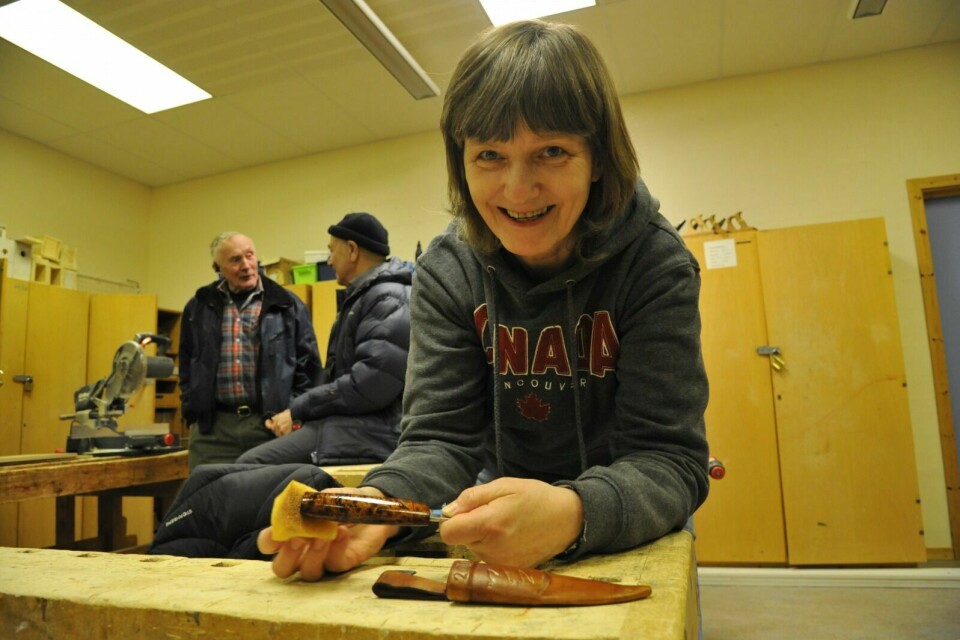 KNIVDRØMMEN: I åresvis har Mariann Nesvold hatt en drøm om å lage seg sin egen «damekniv». Denne vinteren har drømmen blitt en realitet. Og sannsynligvis blir det snart flere. Foto: Kari Anne Skoglund