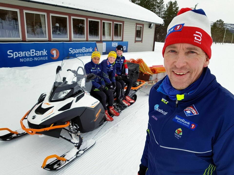 TILFREDS: Skigruppeleder Erlend Kroken og de unge skiløperne i Bardu IL er tilfreds med å ha en ny snøskuter til rådighet ved trening og renn. Foto: Ivar Løvland
