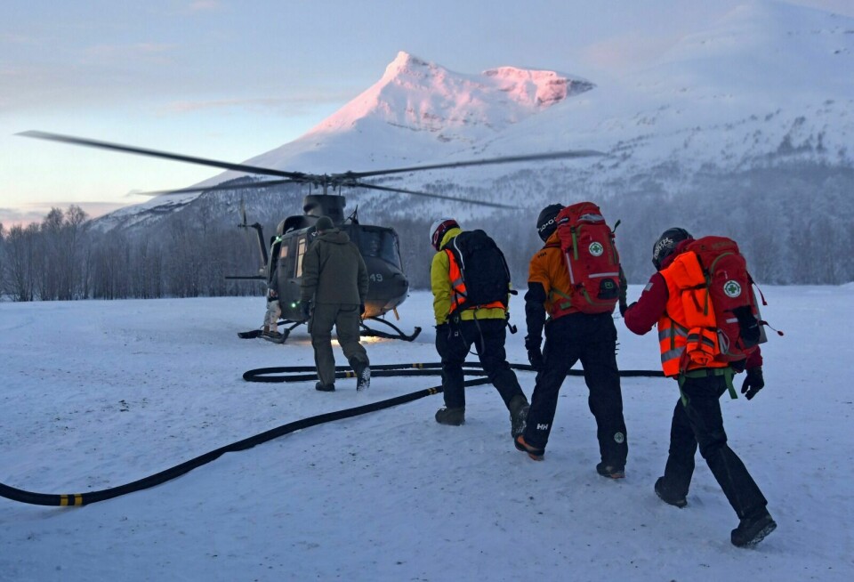 PULJER: Letemannskapene ble fløyet opp i puljer med Bell-helikopter fra Forsvaret. Foto: Rune Stoltz Bertinussen / NTB scanpix