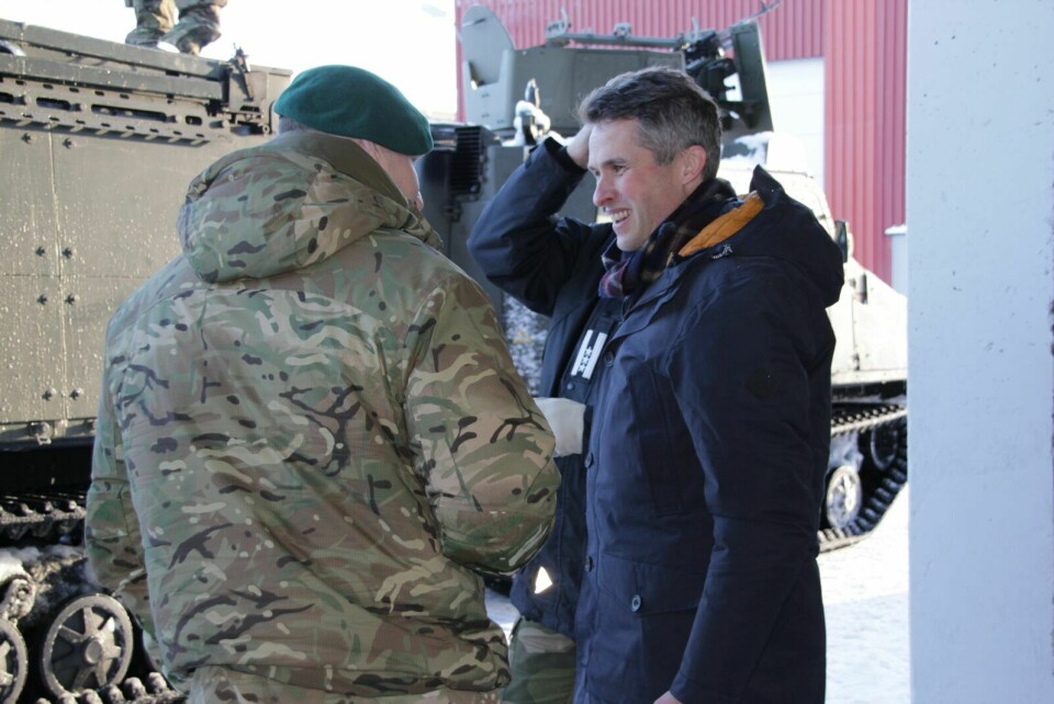 CELEBERT BESØK: Forsvarsministeren fra Storbrittania, Gavin Williamson, besøkte tidligere i dag de britiske soldatene som er stasjonert på flystasjonen på Bardufoss for å drive alliert vintertrening.