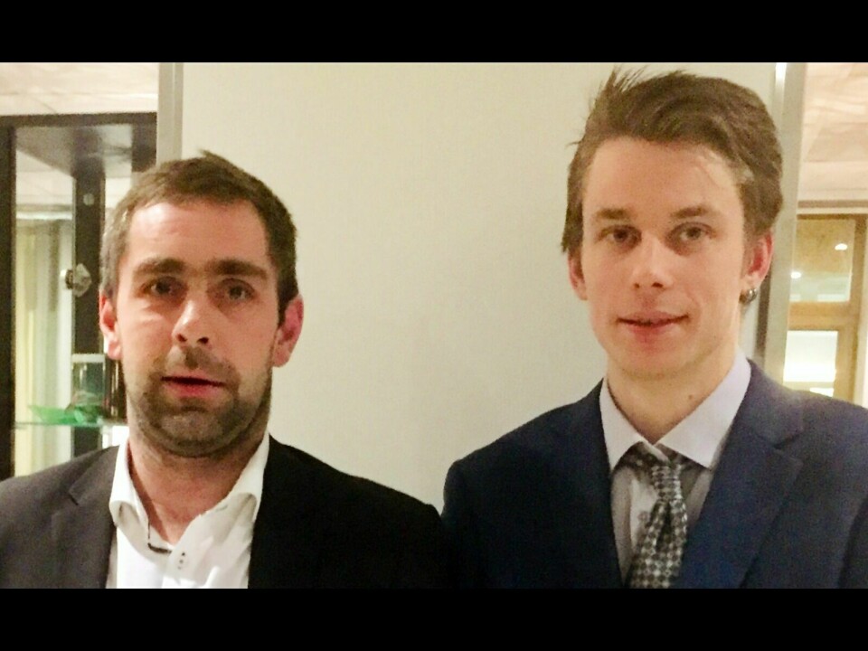 SKOLE: Erik Kongerød Pedersen (t.v.) og Jan Kristian Johansen mottok heder på vegne av Storsteinnes IL for beste Tine fotballskole i 2018. Foto: Troms fotballkrets